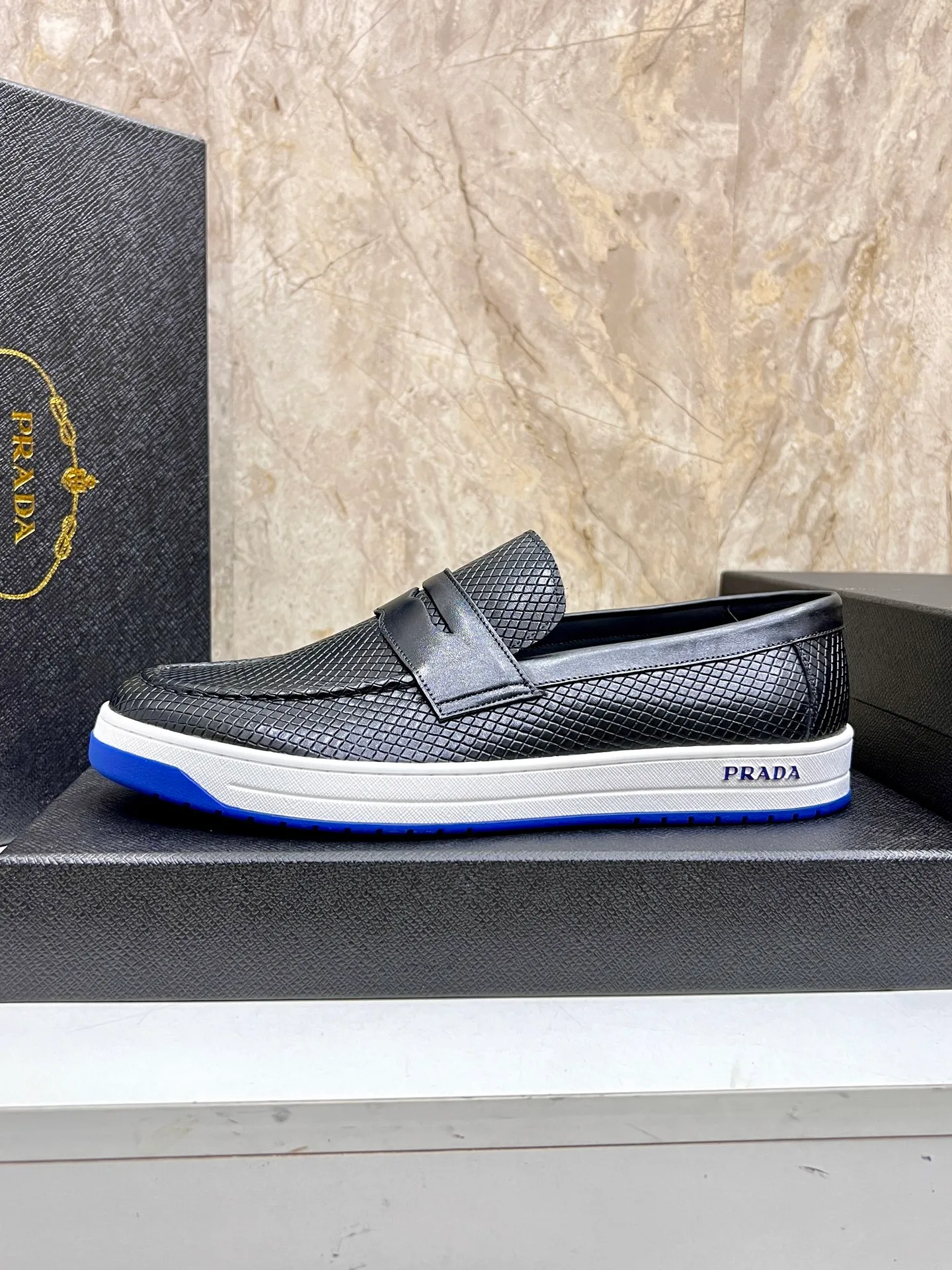 💰620 Prada classic men’s lace-up casual shoes｜Imported cowhide upper｜Layered stitching design on the upper Lightweight and breathable｜Soft and comfortable｜PRADA letters on the side｜Distinctive sporty style Showing the brand style｜Lightweight embossed rubber sole｜With cowhide foot pad lining｜Excellent foot feel Fashionable and elegant｜Size: 38-44 (customized at 45)